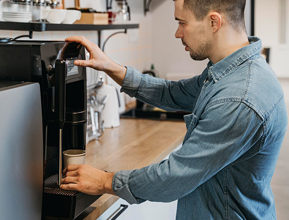 Imagem de um homem fazendo café na Coffee Machine